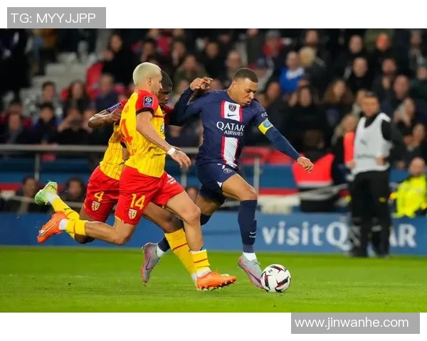 巴黎圣日耳曼足球俱乐部连续补强，欲重返世界前十强