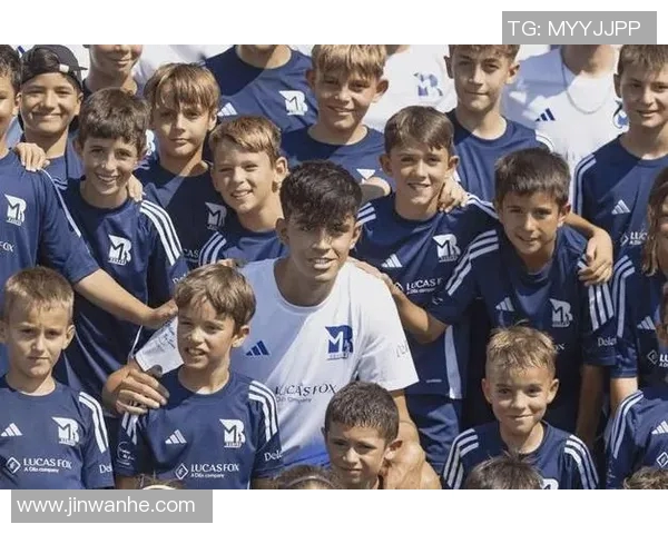 巴塞罗那签下意大利中场，引发球迷热议