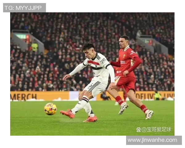 新利物浦凭借主场之势，成功击败曼联，继续保持英超领先优势